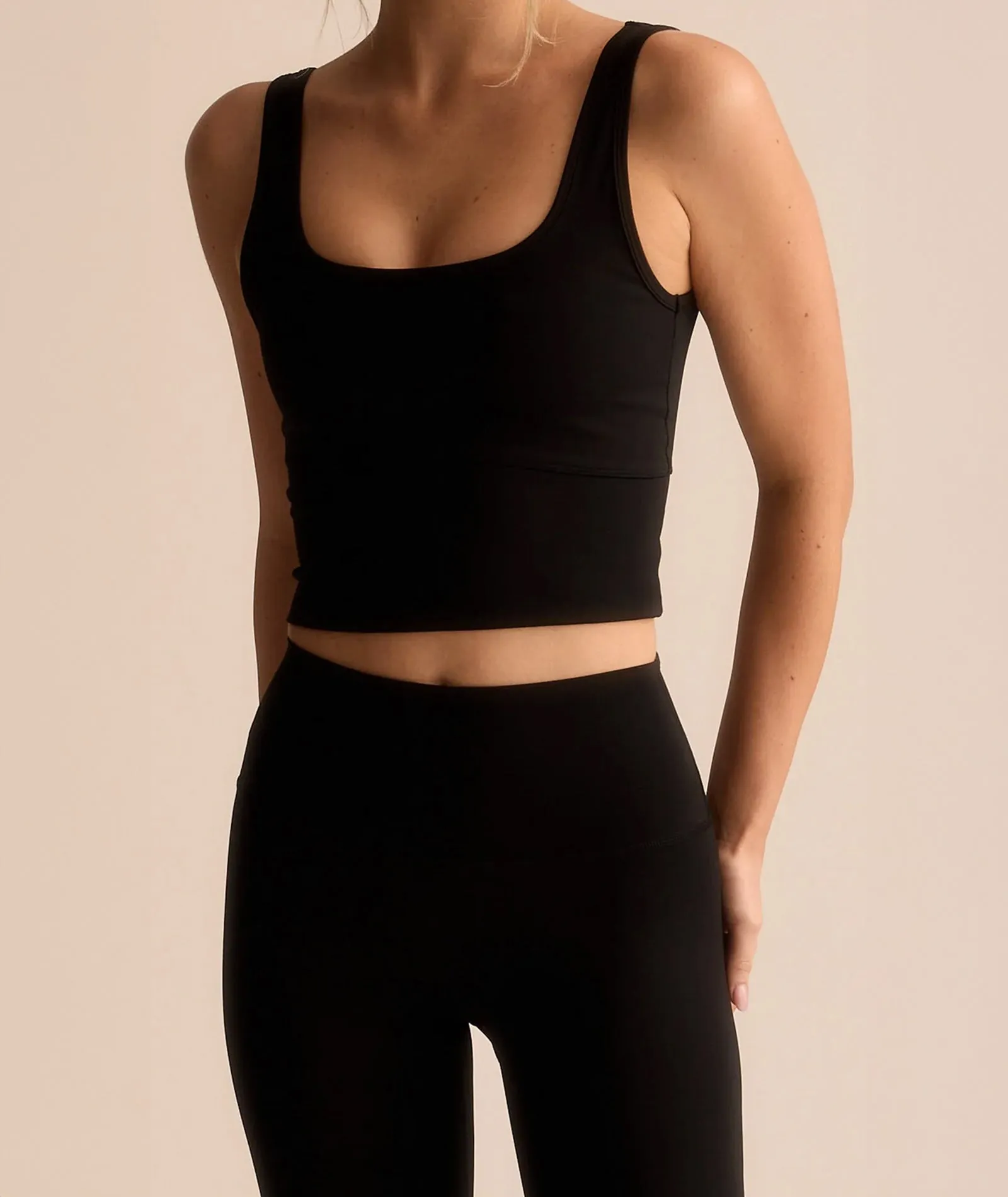 CROPPED TANK - BLACK
