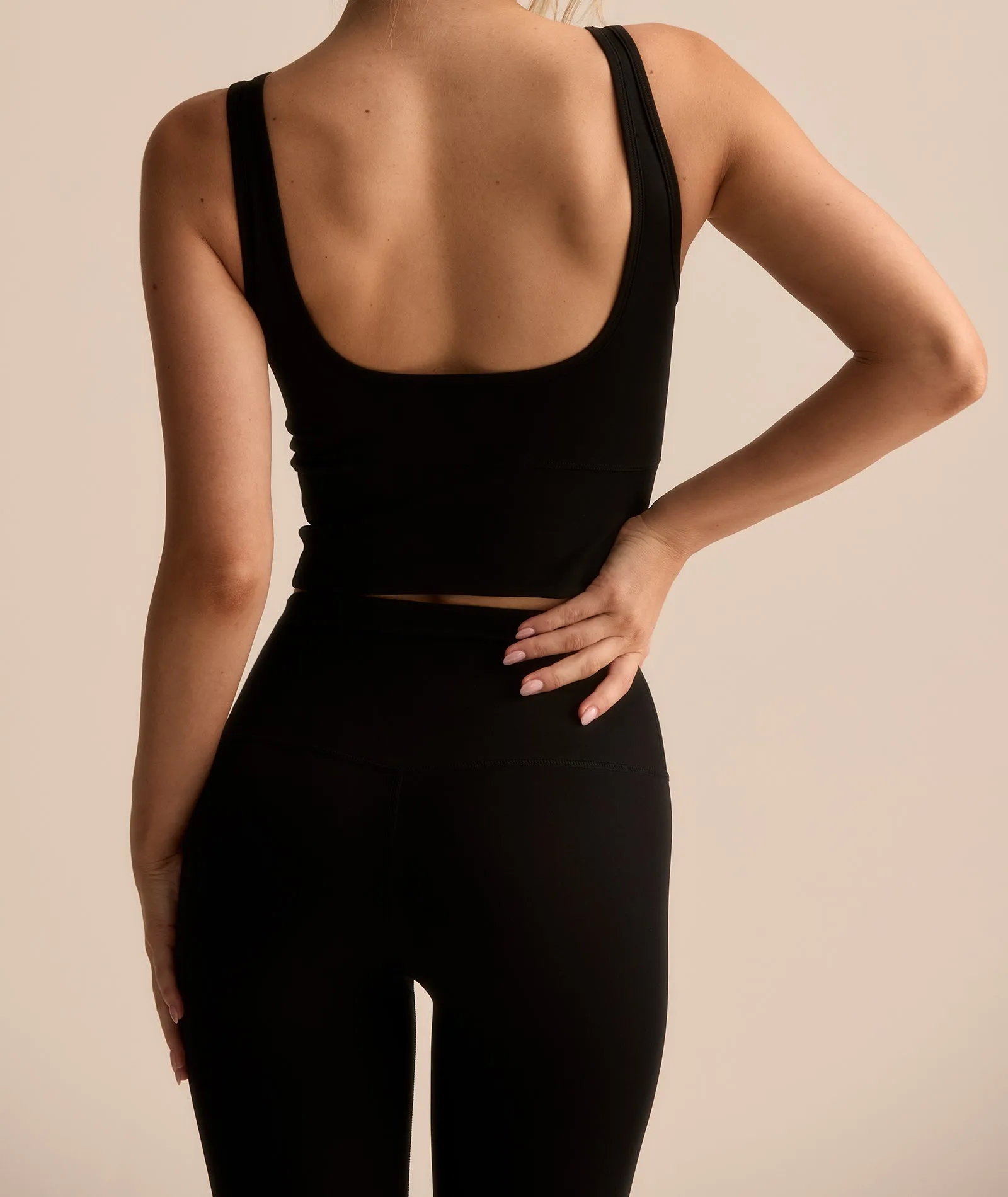 CROPPED TANK - BLACK