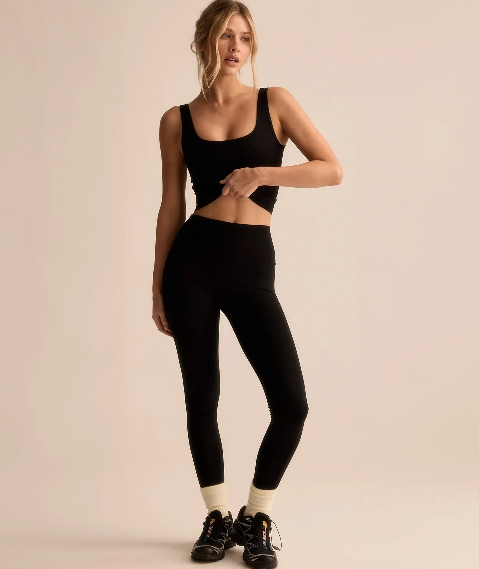 CROPPED TANK - BLACK